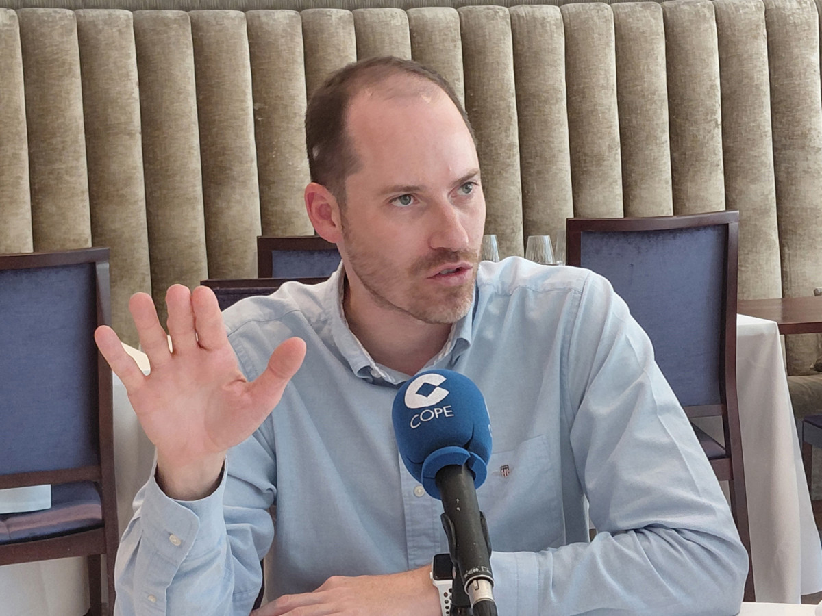 El portavoz del PP en el Parlament de Catalunya, Juan Fernández, en una entrevista en Cope Catalunya