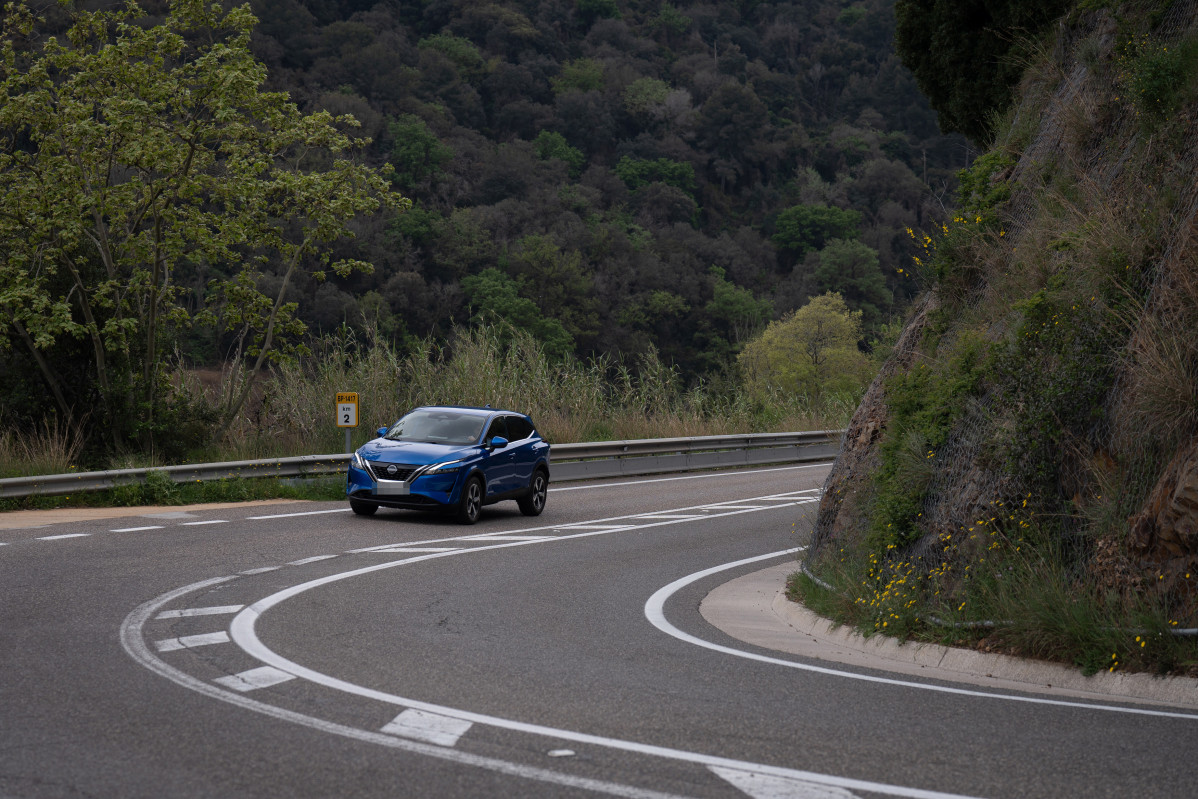 Archivo - Un coche circula por Barcelona