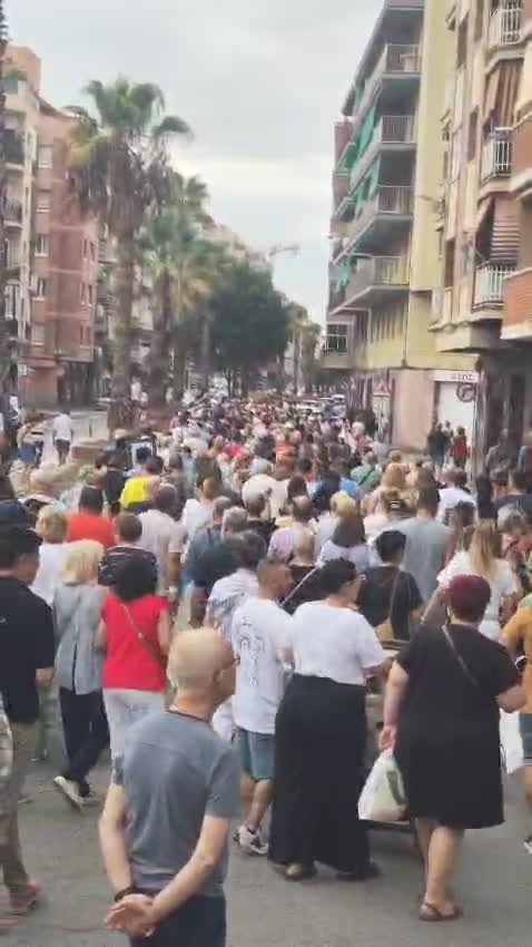 - Vídeo: Más allá de la foto de la plaza: Los vecinos de Bellvitge en l'Hospitalet no compran un 'efecto Vox' que solo deja más odio y precariedad donde gobierna