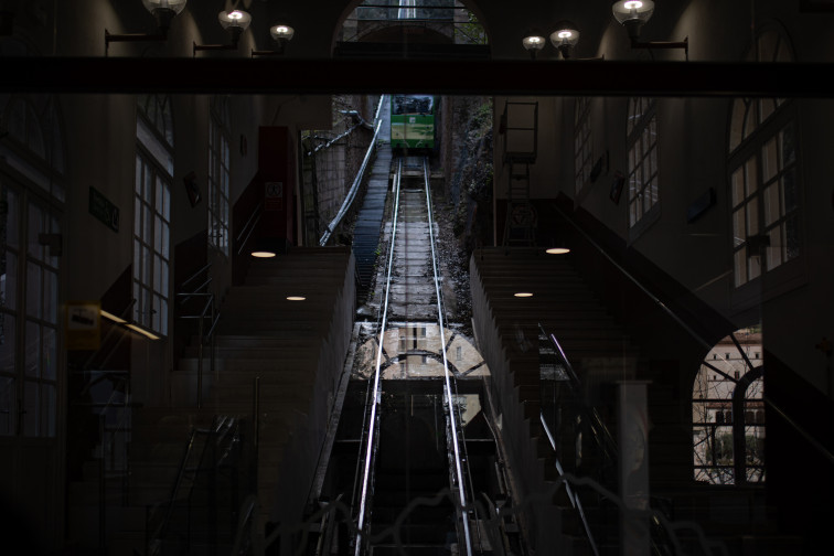 Montserrat: 27 personas quedan atrapadas en el funicular y obliga a un despliegue de emergencia