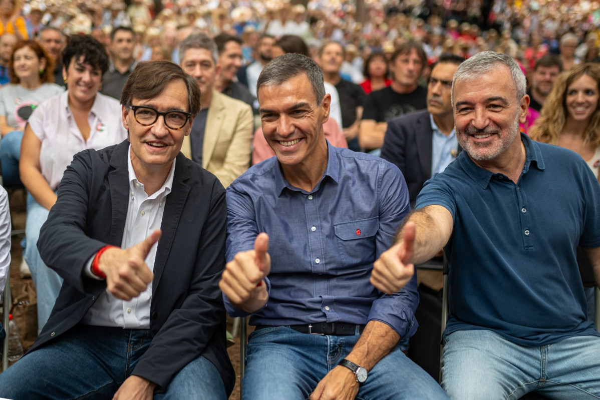 El presidente de la Generalitat, Salvador Illa; el presidente del Gobierno, Pedro Sànchez, y el alcalde de Barcelona, Jaume Collboni, en la Festa de la Rosa