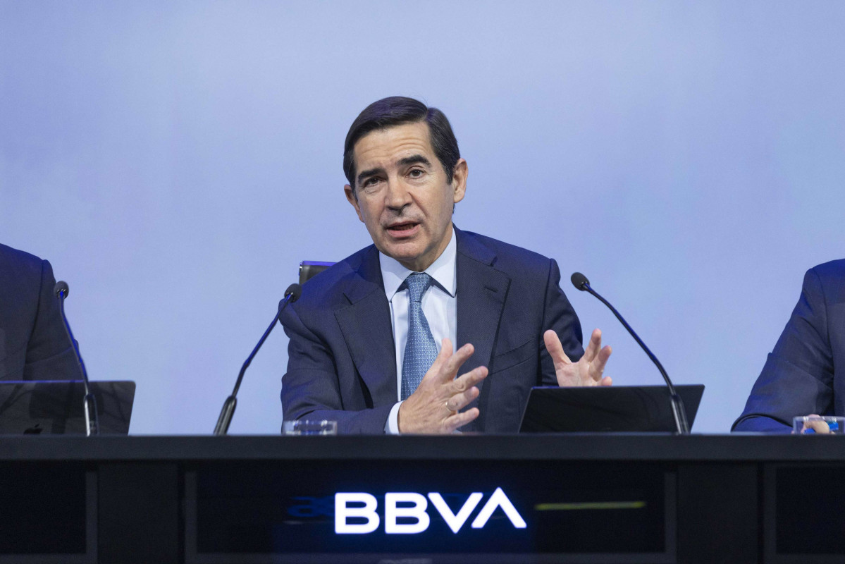 Archivo - El presidente del BBVA, Carlos Torres, durante una rueda de prensa, en la Comisión Nacional del Mercado de Valores (CNMV), a 9 de mayo de 2024, en Madrid (España)