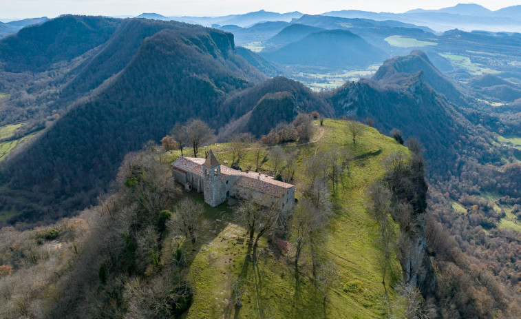 El santuario escondido de Catalunya que sorprende al mundo desde lo alto de los bosques