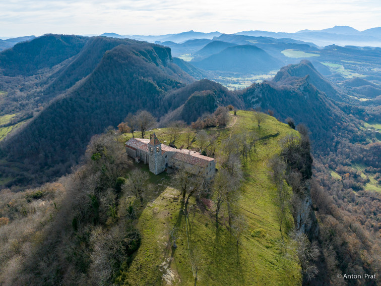 El santuario escondido de Catalunya que sorprende al mundo desde lo alto de los bosques