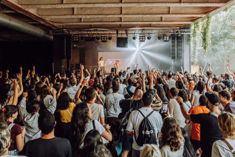 La antigua fábrica Estrella Damm se llena de música y sabor para celebrar La Mercè