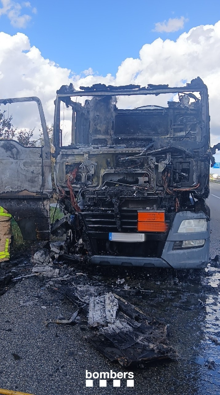 Cortada la AP-7 en Bàscara por el incendio de un camión con hidrocarburos