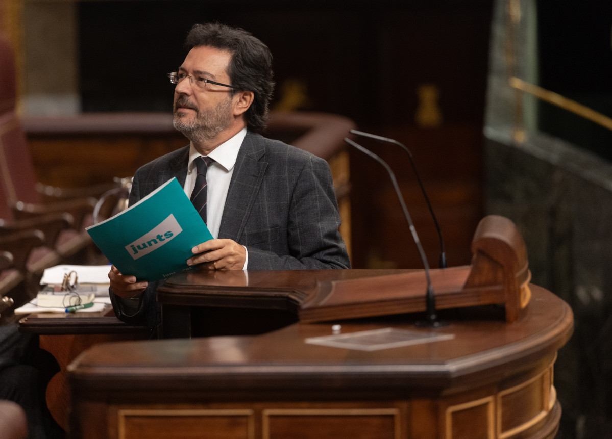 Archivo - El diputado de Junts Isidre Gavin interviene durante una sesión plenaria en el Congreso de los Diputados, a 12 de febrero de 2025, en Madrid (España).