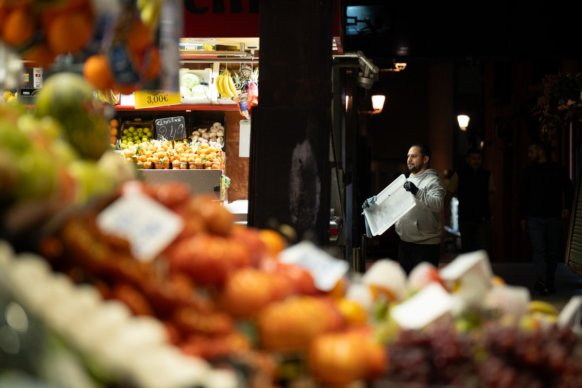 EuropaPress 5637163 comerciante revisa productos expuestos mercado boqueria 14 diciembre 2023