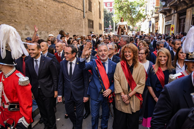 Barcelona desfila en La Mercè con una comitiva histórica liderada por Collboni, Rull y Dalmau