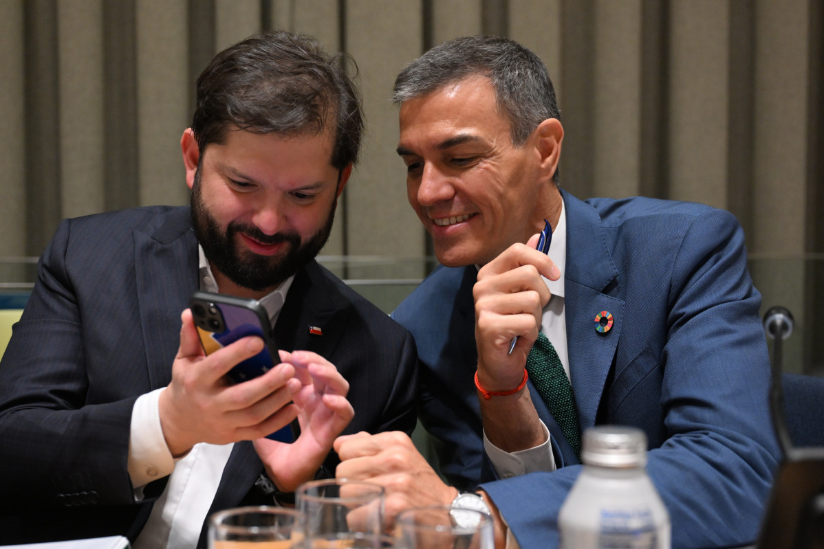 EuropaPress 6979661 presidente gobierno pedro sanchez conversa presidente chile gabriel boric