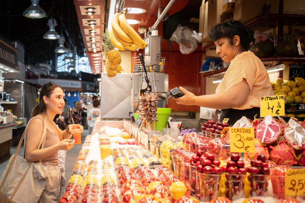 Archivo - Una persona compra en el mercado de la Boquería, a 4 de julio de 2023, en Barcelona, Catalunya (España)