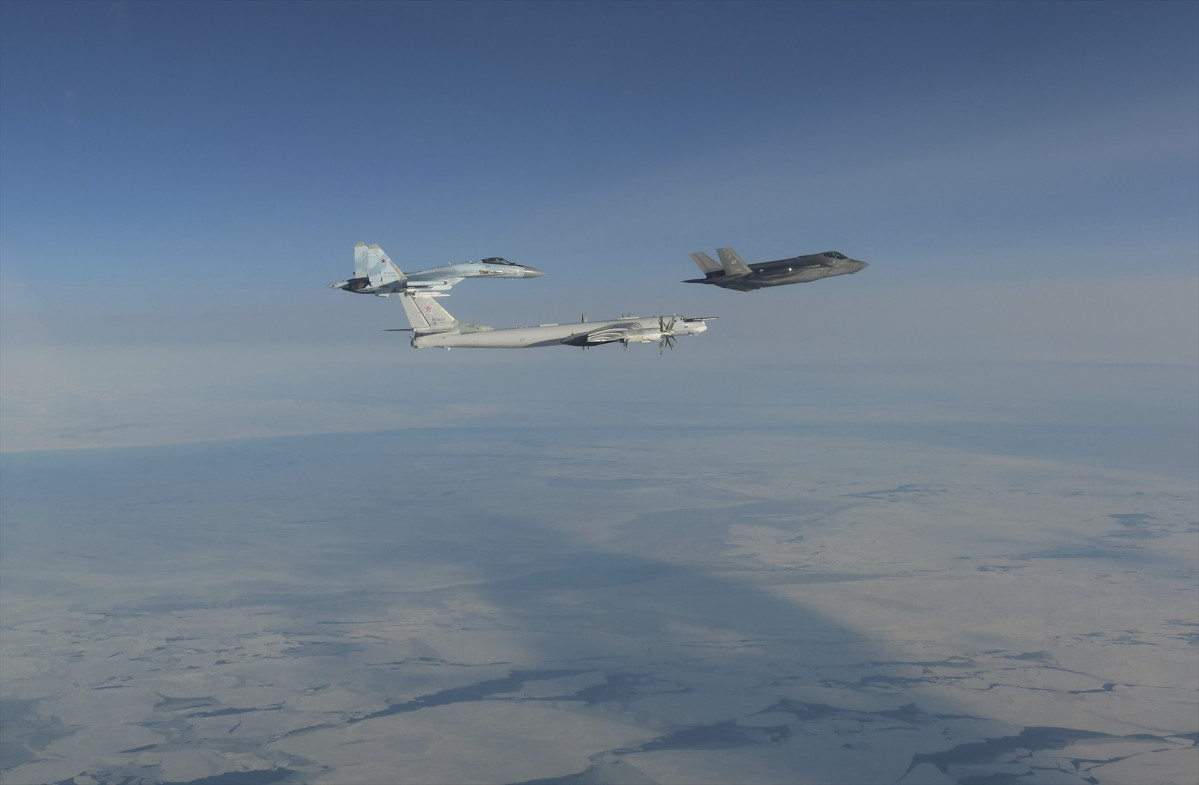 EuropaPress 6981412 imagen archivo varios aviones estadounidenses interceptando cazas rusos