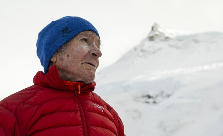 HISTORIA EN EL HIMALAYA: Carlos Soria, a sus 86 años, conquista  el Manaslu de 8.163 metros