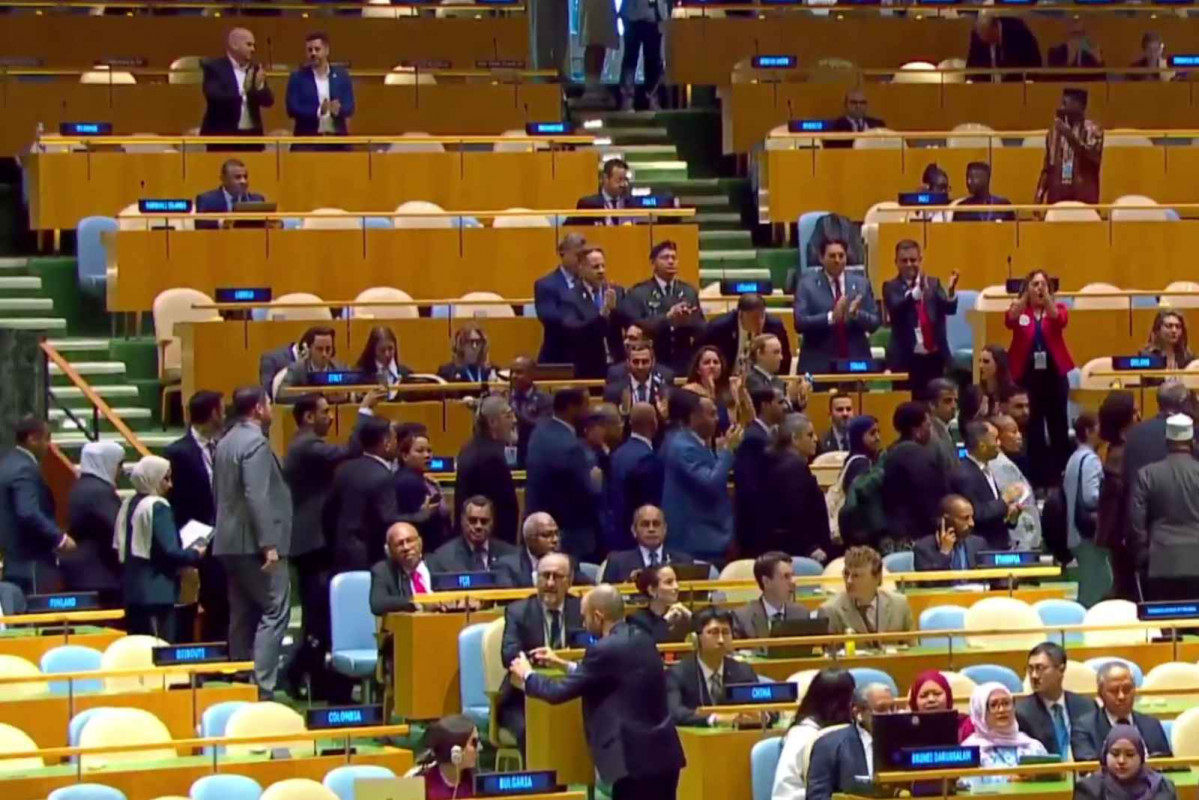 Representantes de la ONU abandonando el pleno a la llegada de Netanyahu