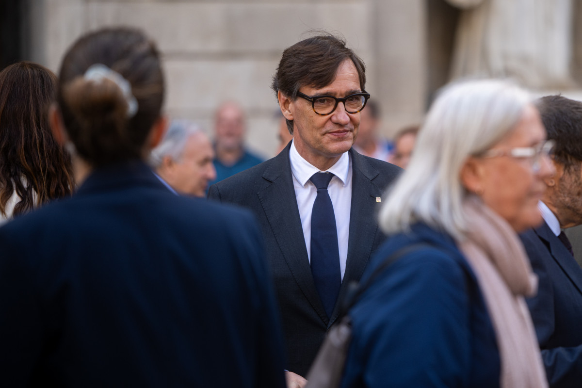 EuropaPress 6942674 presidente generalitat salvador illa encabeza minuto silencio feminicidio