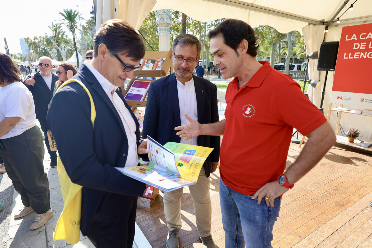 Illa, Hernández y Vila visitan la 43a edición de La Setmana del Llibre en Català