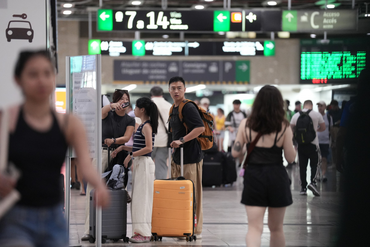 EuropaPress 6895990 varias personas maletas estacion sants agosto 2025 barcelona catalunya
