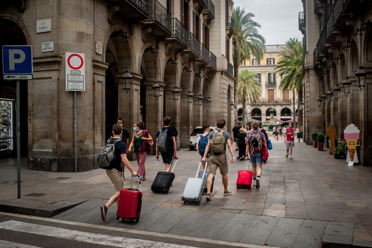 EuropaPress 3840515 12 july 2021 spain barcelona tourists drag wheeled suitcases along (1)