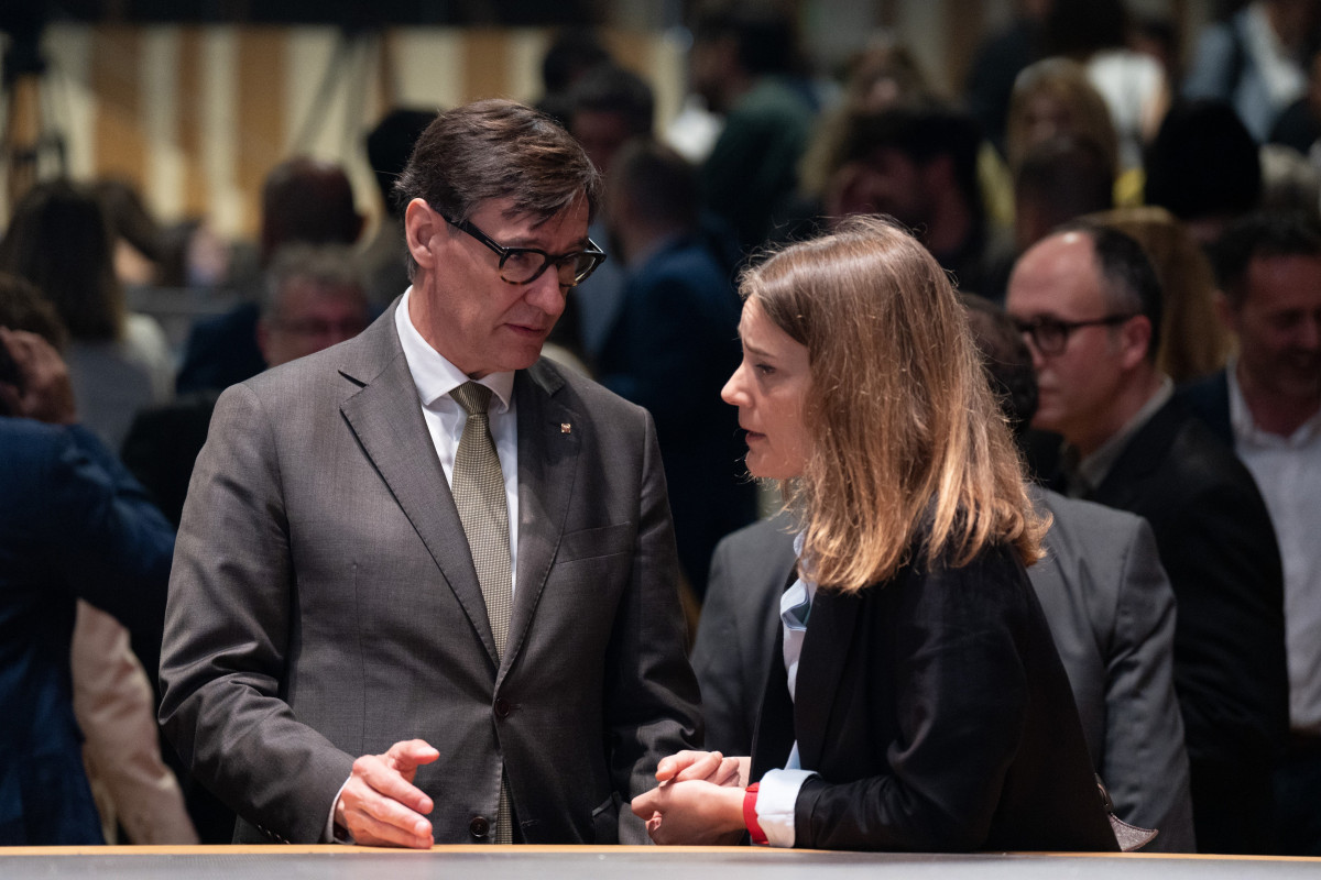 Archivo - El presidente de la Generalitat de Cataluña, Salvador Illa, saluda a la presidenta del grupo Comuns Sumar, Jéssica Albiach, a 19 de mayo de 2025, en Vilanova i la Geltrú, Barcelona, Catal
