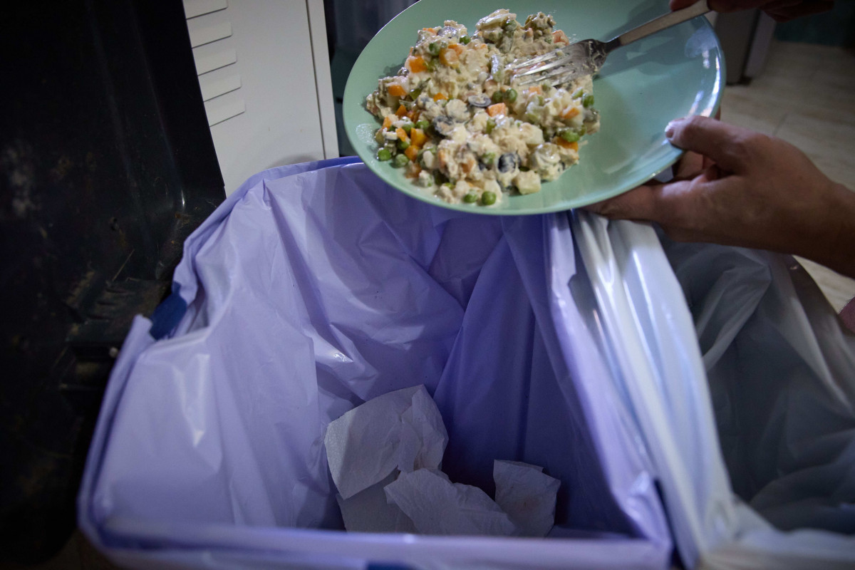 EuropaPress 5384685 persona tira comida basura 17 agosto 2023 madrid espana cada ano acaban