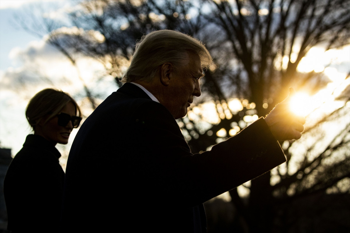 EuropaPress 3525775 presidente estados unidos donald trump abandona casa blanca acompanado