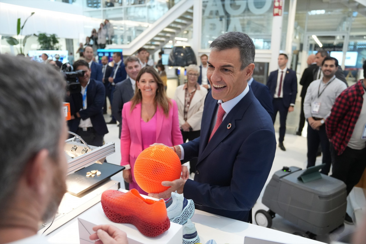 EuropaPress 6990806 presidente gobierno pedro sanchez visita dfactory zona franca 29 septiembre
