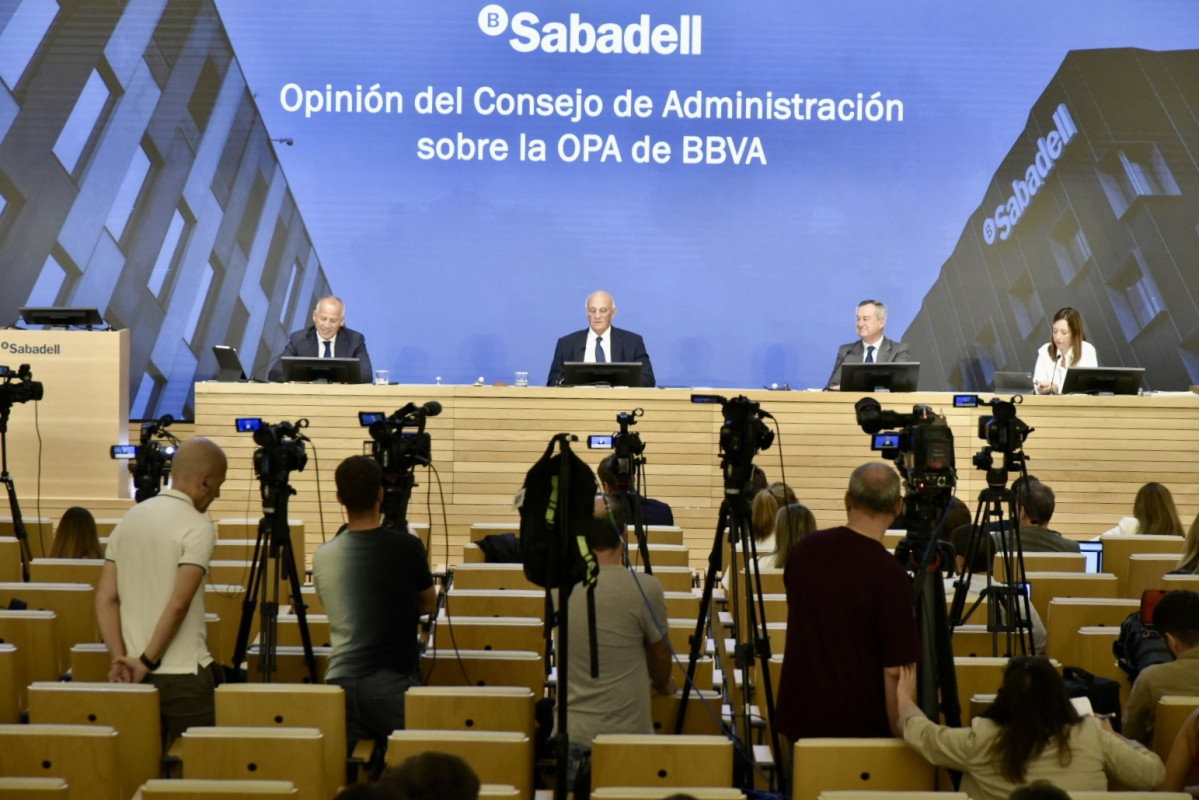 EuropaPress 6948626 presidente banco sabadell josep oliu consejero delegado cesar