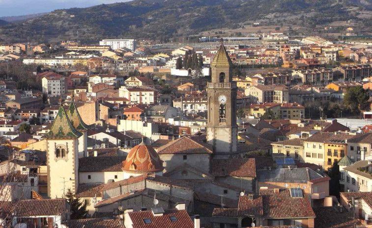 ¡Tensión máxima en Torelló! 200 vecinos interrumpen en el pleno por ocupas problemáticos
