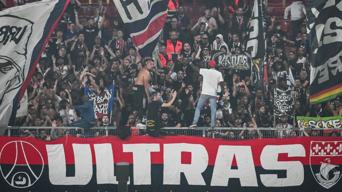 Ultras del psg en un partido