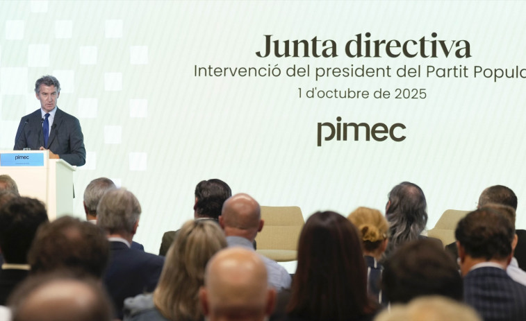 Feijóo dice ante pymes catalanas que hay que recuperar a la clase media y critica la alta presión fiscal de Illa