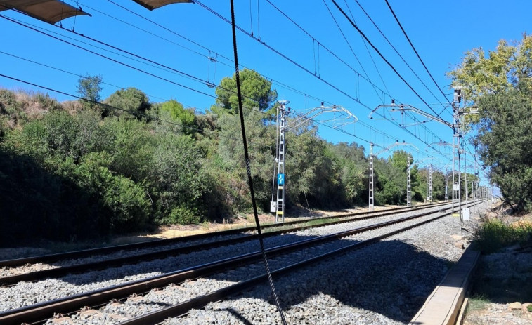 Los trenes de la R8 sufren retrasos por un acto vandálico que ha dañado la catenaria en Rubí