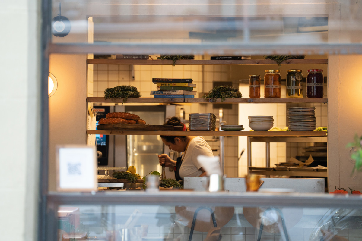 Archivo - Una cocinera en un restaurante