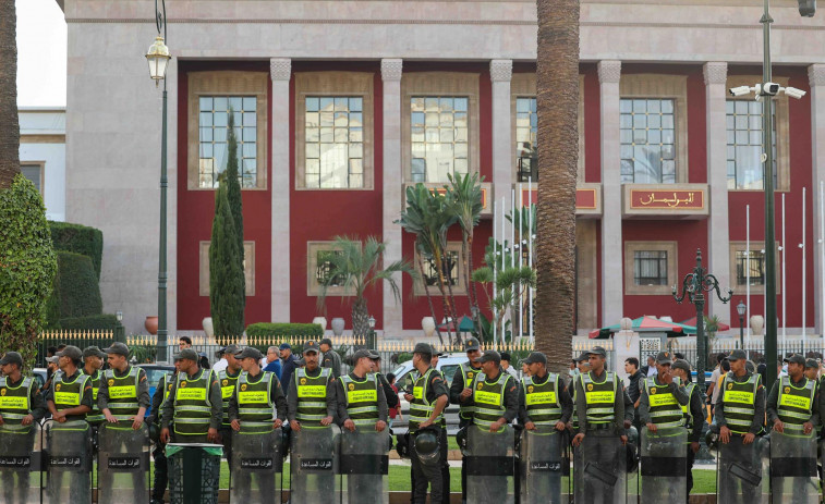 Marruecos eleva a tres a los muertos en las protestas juveniles y amenaza con duras penas de cárcel