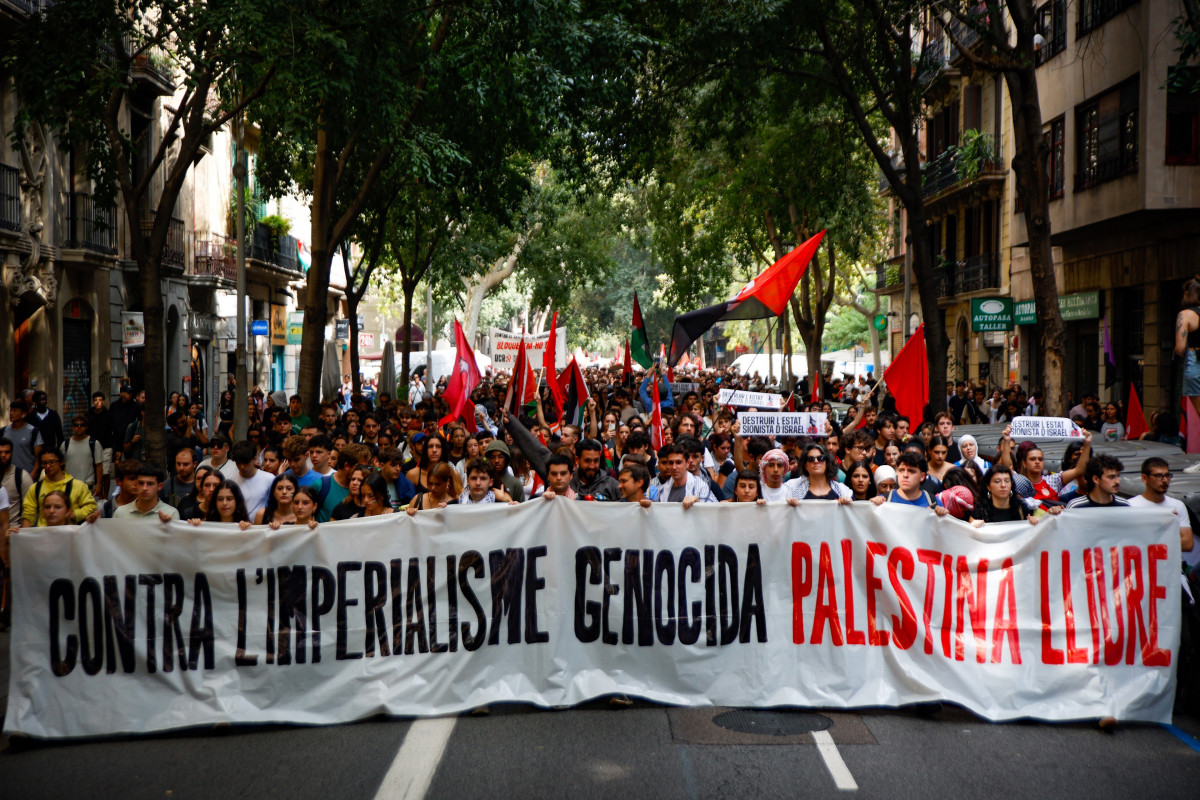 Varios estudiantes sostienen una pancarta durante una concentración a favor de Palestina, a 3 de octubre de 2025, en Barcelona (España).