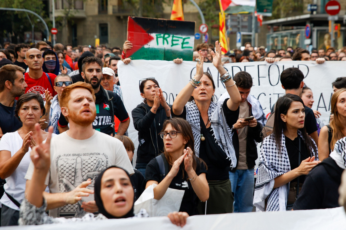 Varias personas sostienen una pancarta durante una manifestación a favor de Palestina, a 3 de octubre de 2025, en Barcelona (España).
