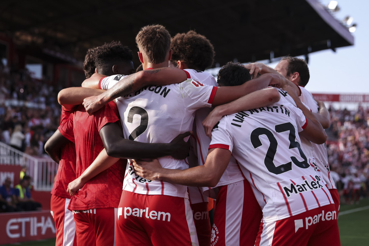 EuropaPress 7003430 arnau martinez of girona fc celebrates goal with teammates during the