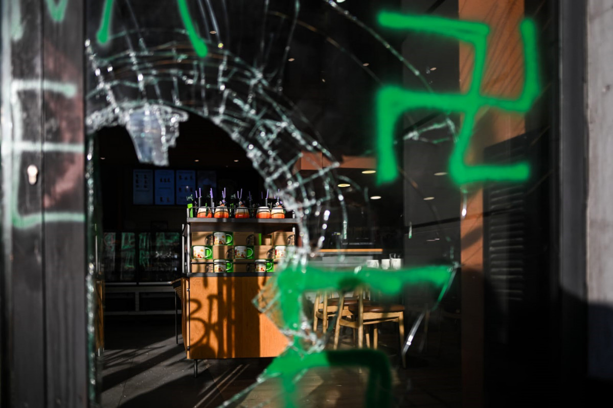 Un destrozo en el Starbucks de la Via Laietana