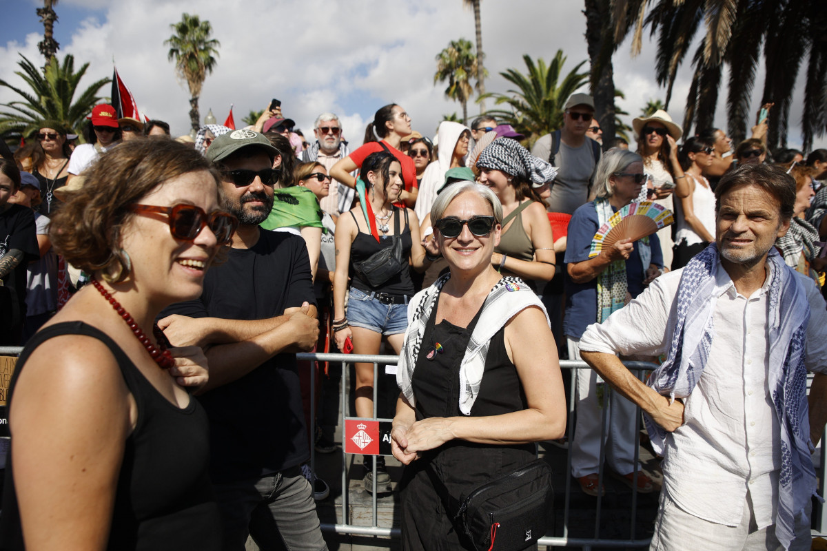 Archivo - El eurodiputado de los Comuns, Jaume Asens, y la exalcaldesa de Barcelona Ada Colau, antes de la salida de la Flotilla del puerto de Barcelona el pasado 31 de agosto.