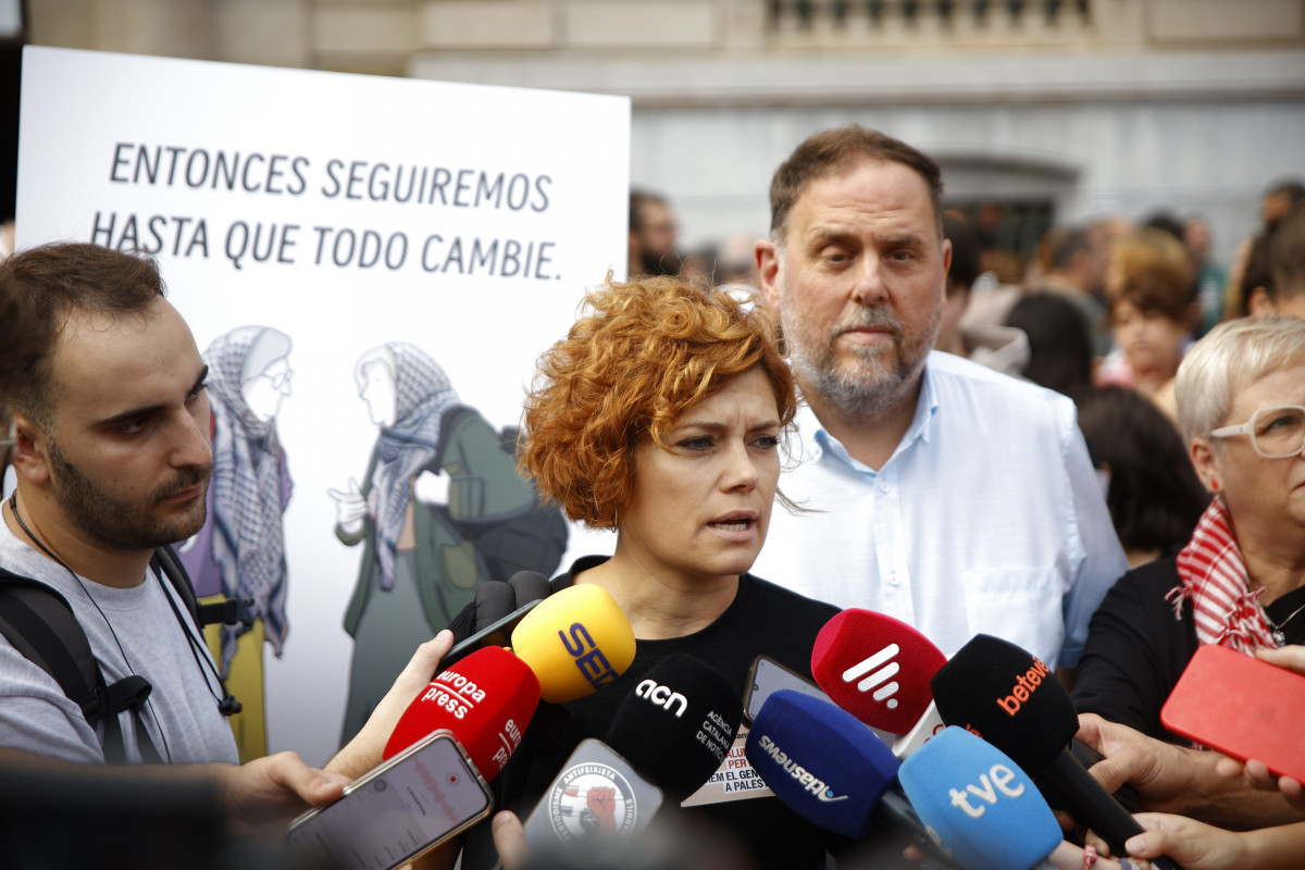 La secretaria general de ERC, Elisenda Alamany, atiende a los medios durante una manifestación en apoyo a Palestina de este sábado en Barcelona