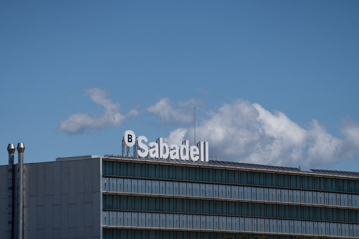 Archivo - Exterior de la sede de Banco Sabadell, a 17 de abril de 2025, en Barcelona, Catalunya (España).