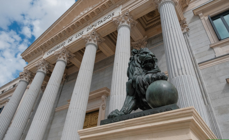 El PSOE sigue liderando las encuestas, pero pierde terreno con PP, mientras Vox continúa creciendo