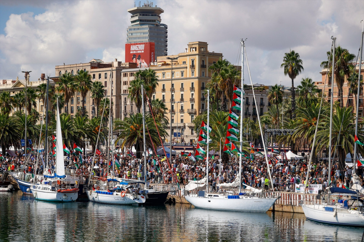 EuropaPress 6925751 decenas personas concentran antes despedida global sunat flotilla puerto