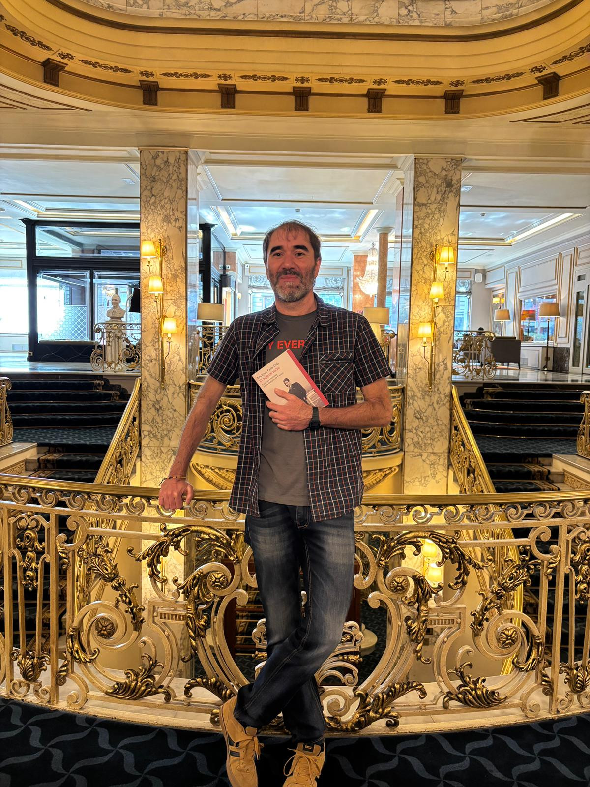 Enrique Faes en el mismo hotel a cuyas puertas fue detenido el protagonista de su relato
