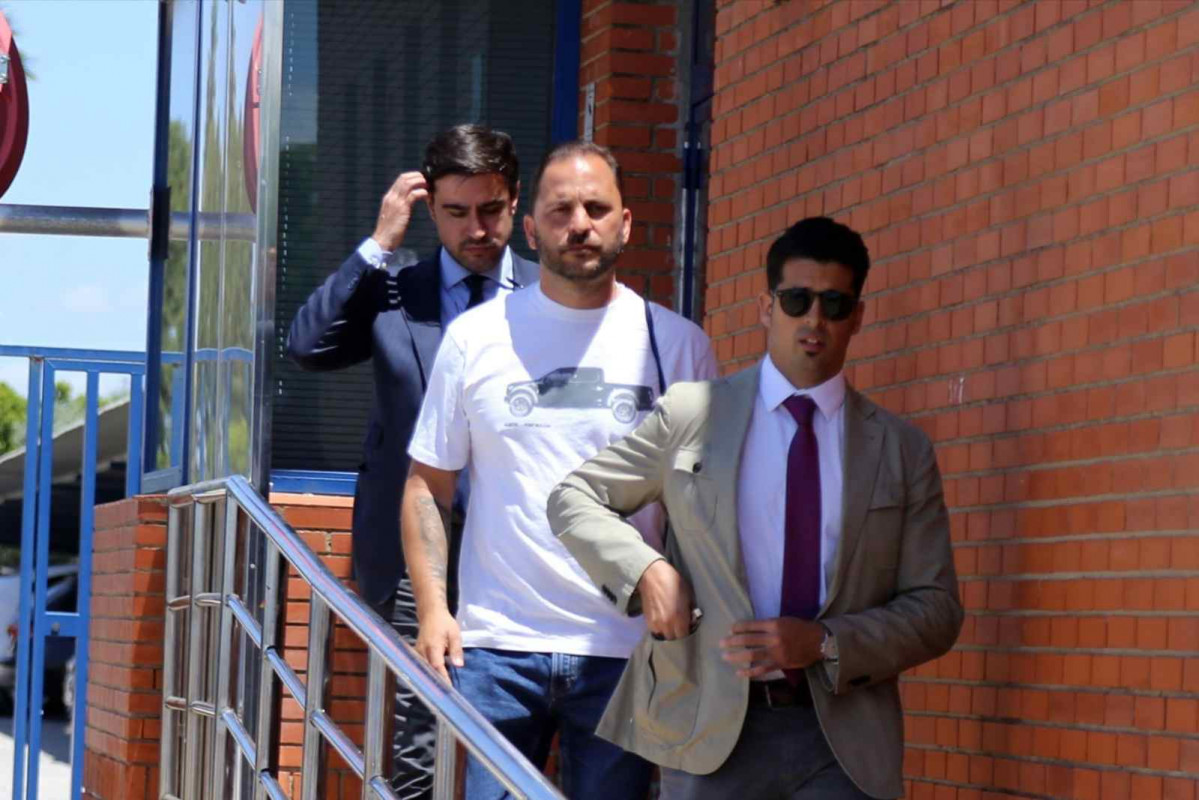 Antonio Tejado sale de prisión junto a su abogado, Fernando Velo, a 20 de mayo de 2024, en Sevilla (España).