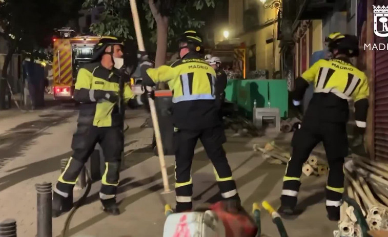 Vídeo: Los Bomberos recuperan cuatro cuerpos sin vida después del derrumbe en Madrid