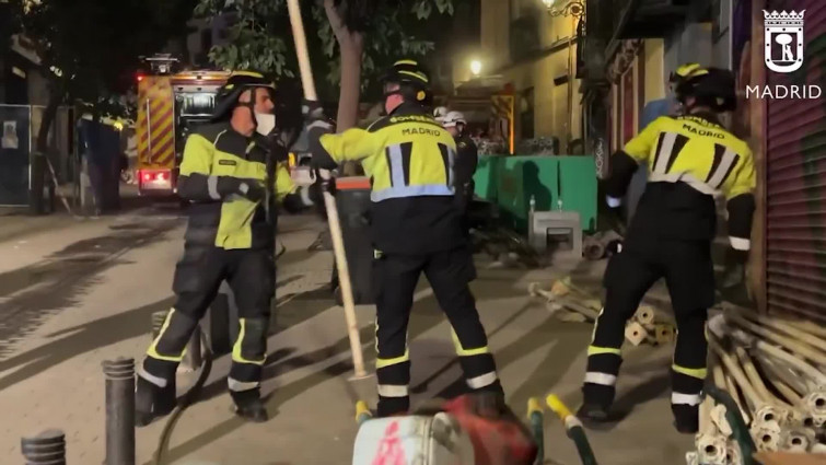 Vídeo: Los Bomberos recuperan cuatro cuerpos sin vida después del derrumbe en Madrid