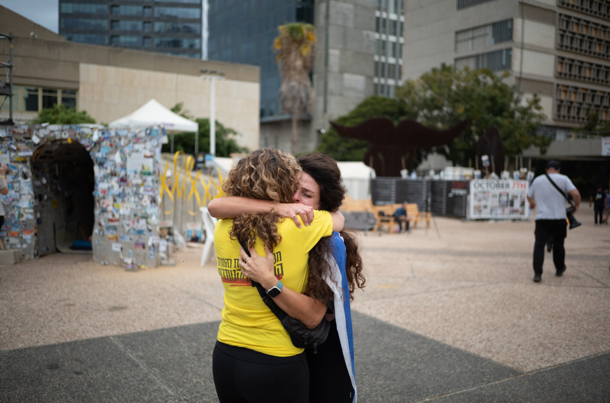 EuropaPress 7014206 09 october 2025 israel tel aviv two israelis embrace as people gather at