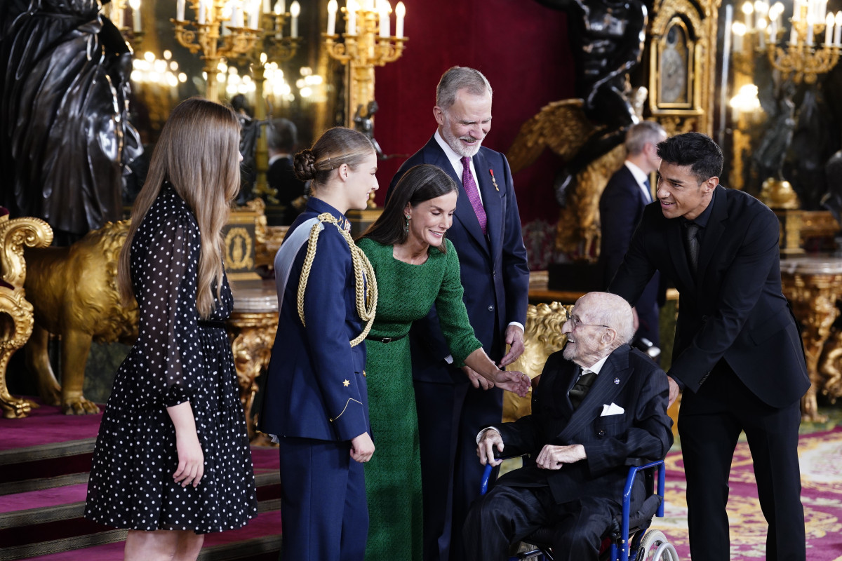 EuropaPress 7022770 reyes felipe letizia princesa leonor infanta sofia escritor alvaro pombo