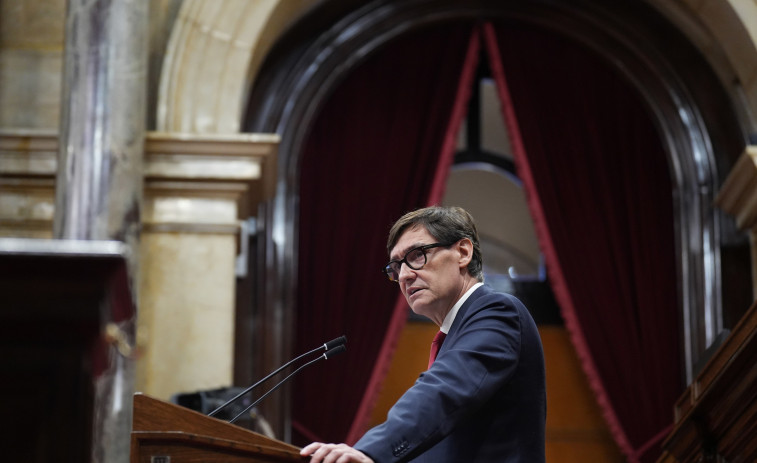 Lluvia de críticas a Illa: La oposición lo acusa de abandonar Catalunya por el Día de la Hispanidad