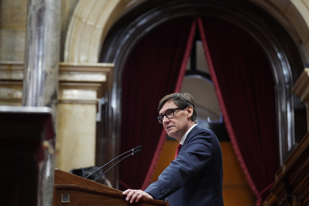 El presidente de la Generalitat, Salvador Illa, interviene durante la primera jornada del Debate de Política General, en el Parlament de Catalunya, a 7 de octubre de 2025, en Barcelona, Catalunya (Es